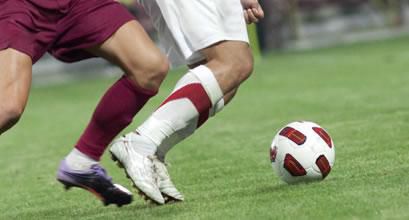تطبيق لعشب الاصطناعي في ملعب كرة القدم